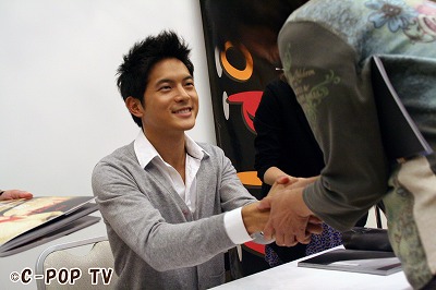 会場では握手会や、写真集のサイン会も行われました。<br>画像提供：C-POP　TV