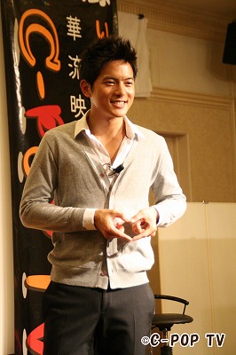 会場にヨウションが現れた時、その立ち姿、歩く姿の美しさに皆がため息。<br>あちこちから「…かっこいい。」という言葉が思わずもれるほど。<br>画像提供：C-POP　TV