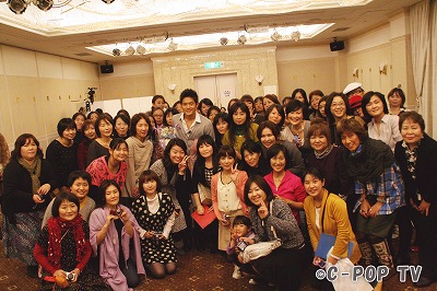 最後に記念撮影。ファンにとっても素晴らしい1日になりました。<br>ヨウションがまた日本でファンミーティングする日が待ち遠しいです！<br>画像提供：C-POP　TV