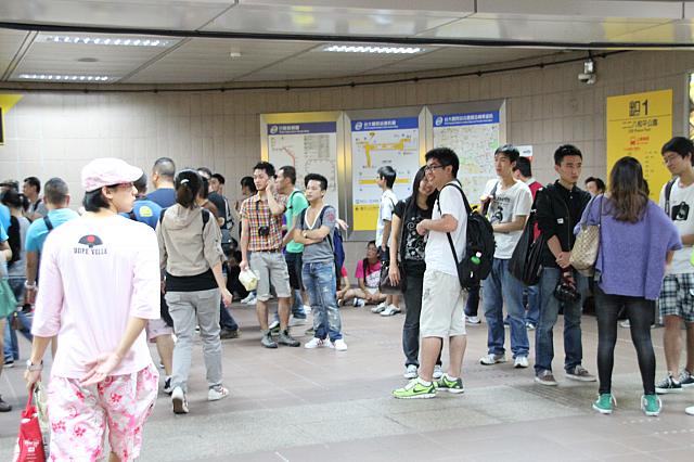 駅構内も待ち合わせの人でいっぱい！