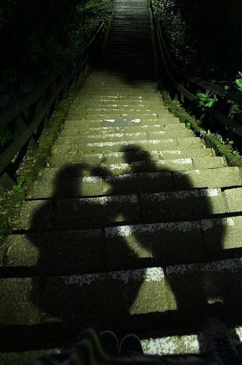 夜景を撮影して下山するとうす暗くなっているので足元にご注意を！