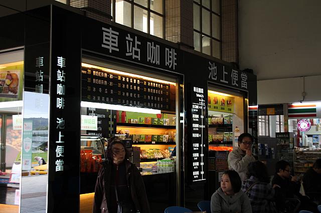 お弁当やコーヒー飲み物はここでも買えます