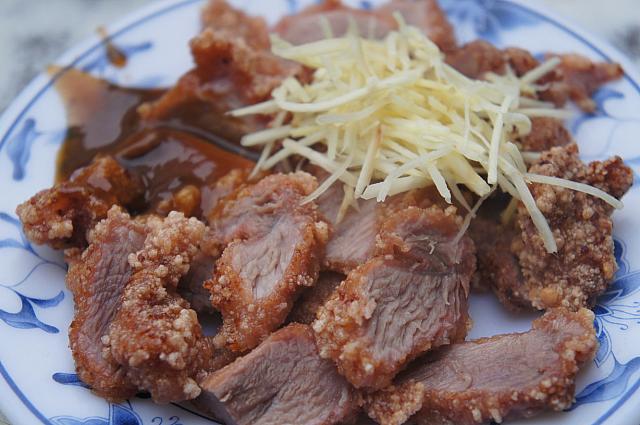 そんなおじちゃまの真似をして炸紅燒肉を注文！衣はサクサクしていてお肉のうまみが感じられて美味～～！上のショウガと一緒に食べると爽やかになるのです☆