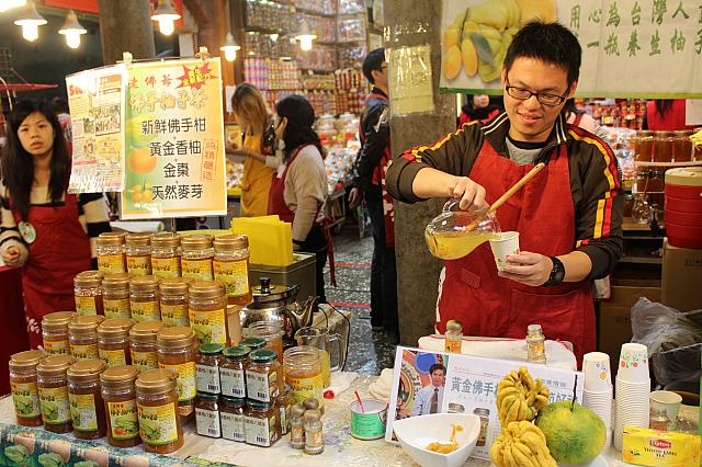 ナビはこの台湾ゆず茶をゲット！試飲の誘惑ですねぇ・・・。