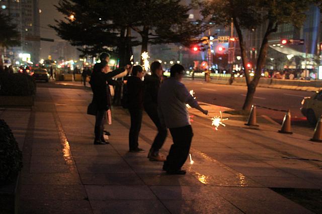 花火で記念写真を撮っている方や・・・