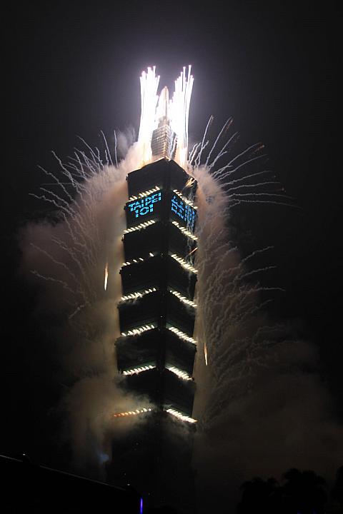 台北101の上から光がびよ～んと伸びます！