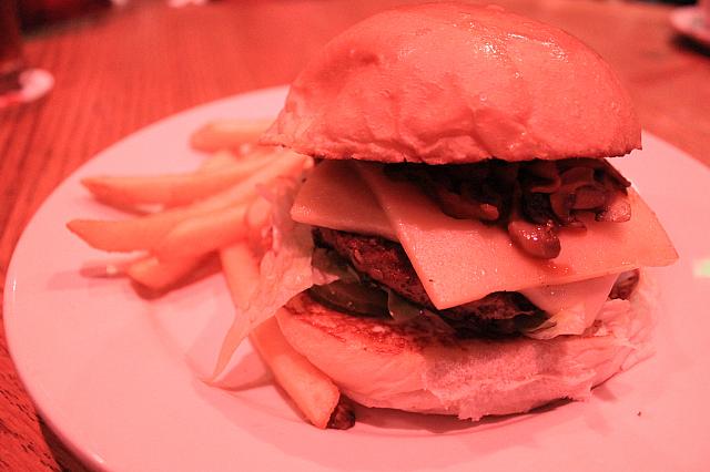 別注文ではハンバーガーを！口に押しこむのに一苦労！でもおいしい♪