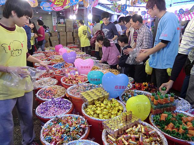 甘さは幸せな人生を意味するとかで好まれるそう。お菓子の量り売りです！