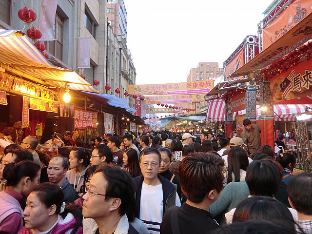 布市場の前はこんなことになってます