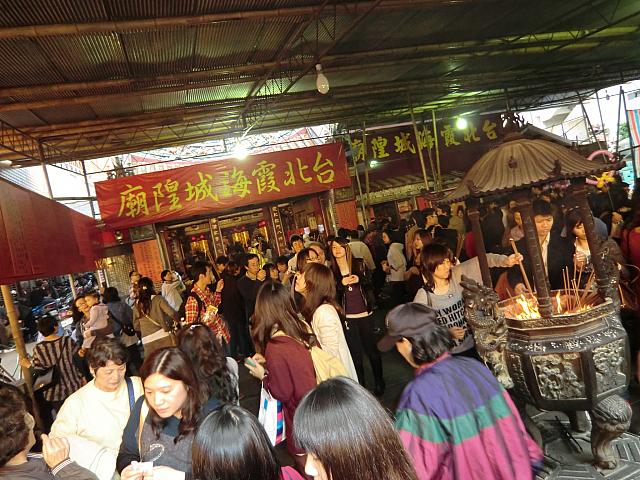 恋愛の神様の前も人だかり
