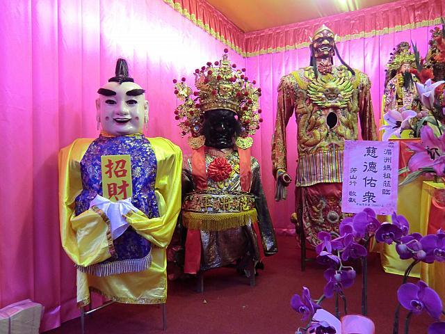お祭りの人形たちも参加。