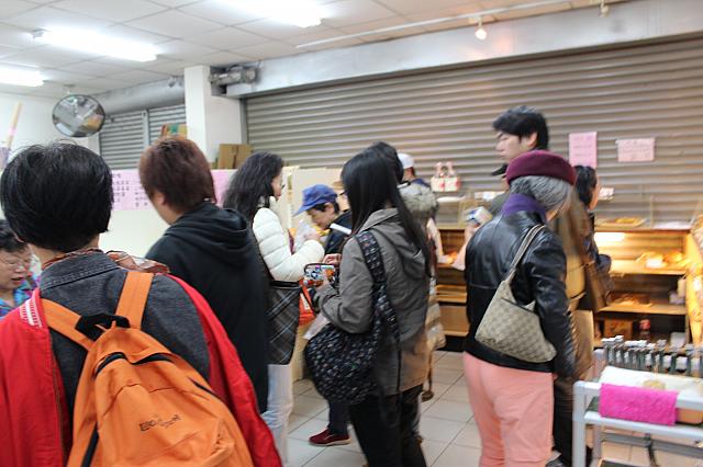 狭い店内に人があふれてます