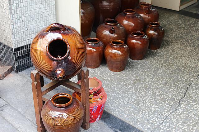 各種お酒をつくる壺が目印☆