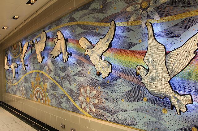 輔大駅１番出口にあるアート「真善美聖」