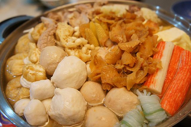 お鍋も欠かせません！！団圓鍋というのですが、一年中家族みんなで食卓を囲めますようにという祈りを込めます。魚団子の丸さも家族円満を意味するそうなんです。心も体も温かくなるお料理ですよねっ！！