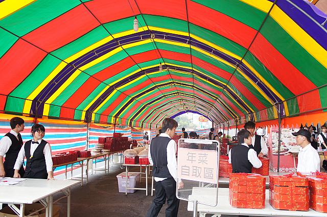 高雄の街かどで見つけた年菜売り場。すんごく大きくてびっくり！これ、すべて年菜を売っているんですよ～！