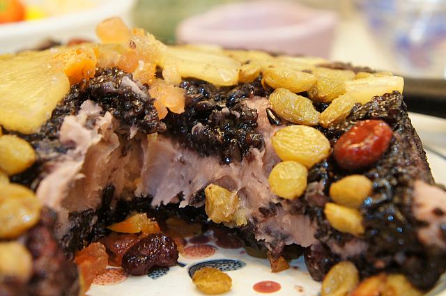 もち米の中にはタロイモが入っていて、これは芋粿の材料と同じだから「護（芋）護（芋）孫」の意味なんだよ～と教えてくれました。これを食べたら幸せになれそうでした～