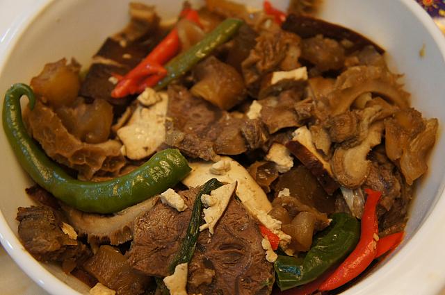 貧しかった頃、一年に一度豪華なご飯を食べられる1日だったようで、この日はいつも以上に机の上にお料理がい～っぱい並びます。