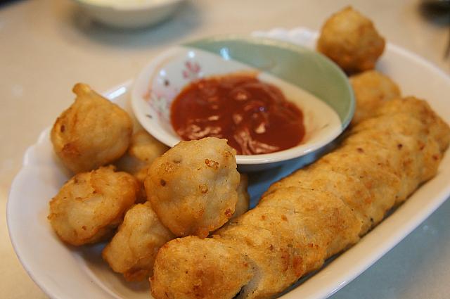 これは鶏巻！台湾語の鶏と家という発音が同じことから、事業を興し成功しますようにという祈りを込めます。