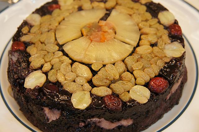 こんな見た目でした～！上には開運の象徴であるパイナップルが乗り、「年年好」（いい年が送れますように）という紅棗などが乗っていていい運がいっぱいきちゃいそうな一品！