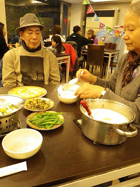 台湾庶民の味～。大満足のふたり。
