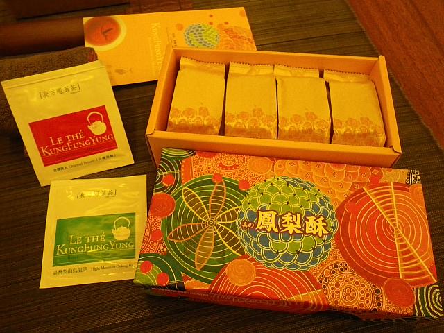 話題のパイナップルケーキ！パッケージもステキ！
