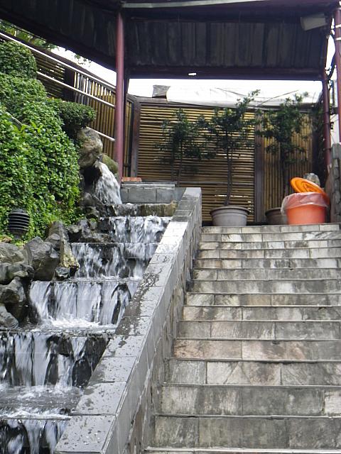 長い階段を下りると…