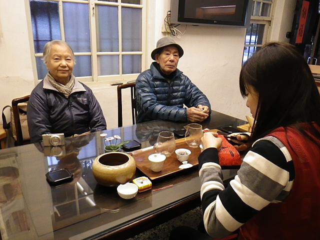 カタコトの英語と筆談で、蜜香紅茶を試飲。