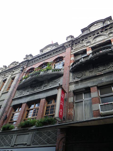 古い建物も多く、趣きある町並みです。