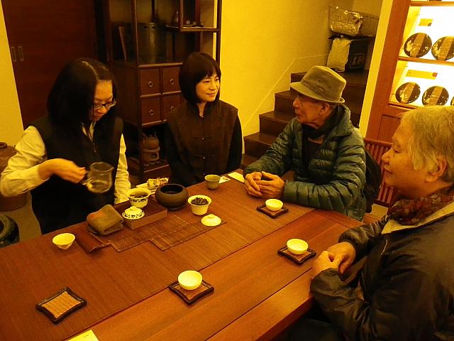 店主の湯さん（左から2番目）は日本語堪能。
