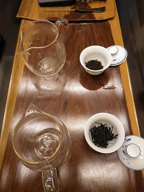 お値段が安いのと高いの2種類を飲み比べます。
