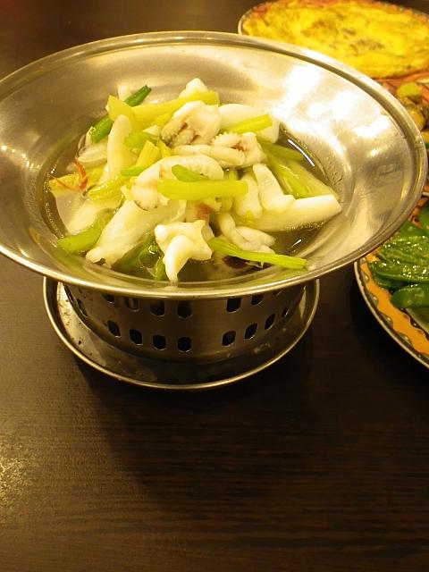 イカとセロリの炒め物は、固形燃料で温めてくれます。