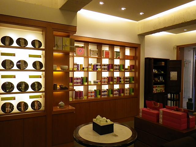 おしゃれな店内。飾り棚は隠しドアになっている！