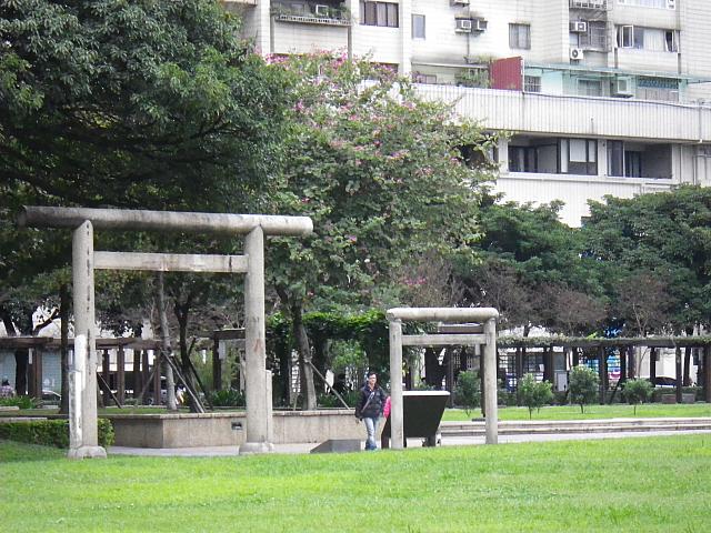 林森・永康公園の鳥居。墓地の跡に作られた公園。