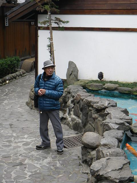立派な錦鯉がいる池が。