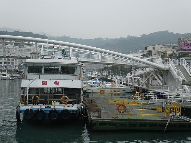 小型船が行き交う港です。