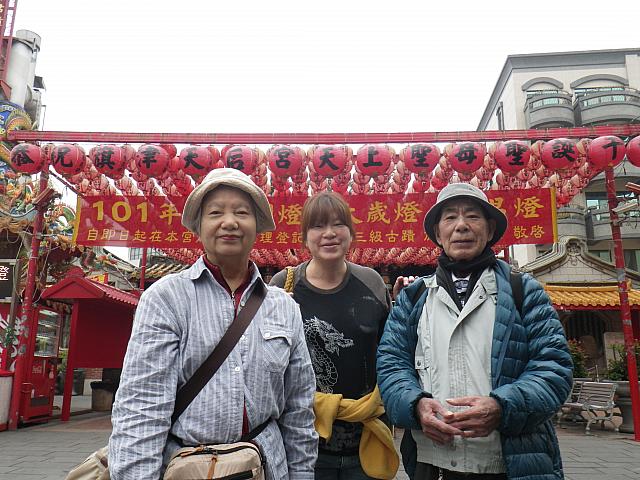 天后宮の前で。赤いちょうちんがキレイ。
