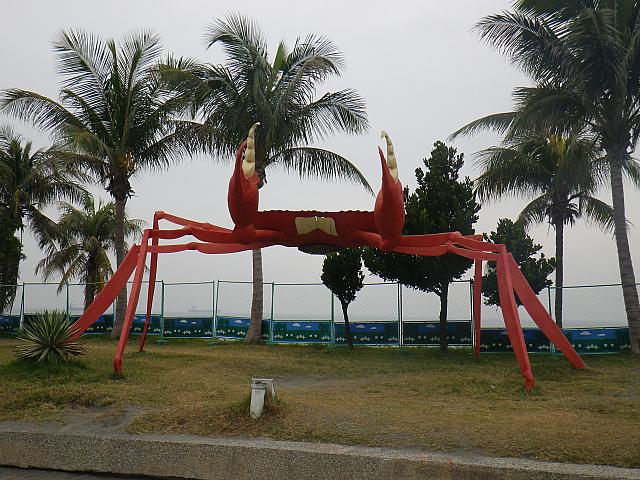 公園にはカニのオブジェ。