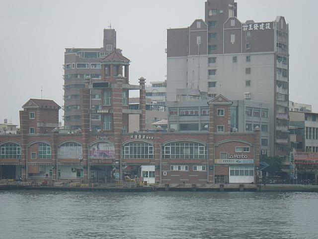 対岸の港はレンガ造りの建物。風情があります。