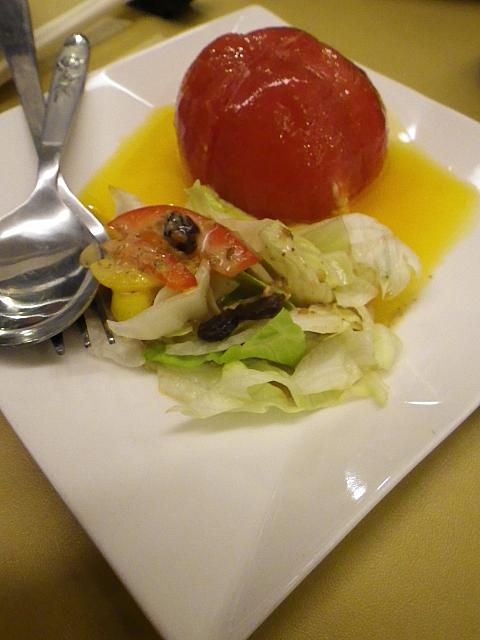 前菜は前衛的でした。トマトサラダのパッションフルーツソース。