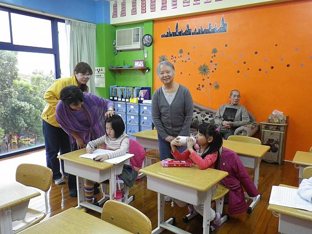日本語授業を見学。妹に眼帯。