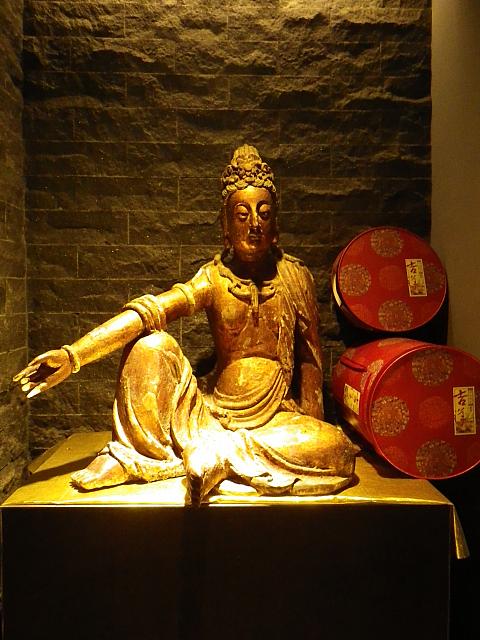 金色に輝く像が。