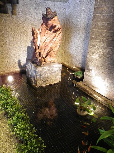 店内には池！