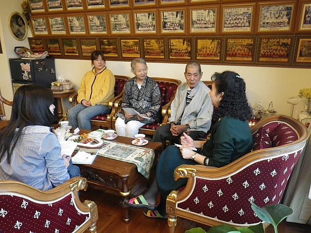 學苑長の応接室で取材。