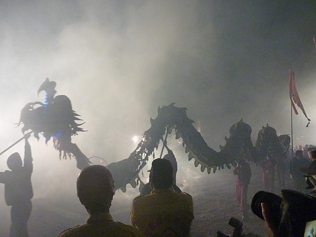 爆竹の中、龍が颯爽と踊ります