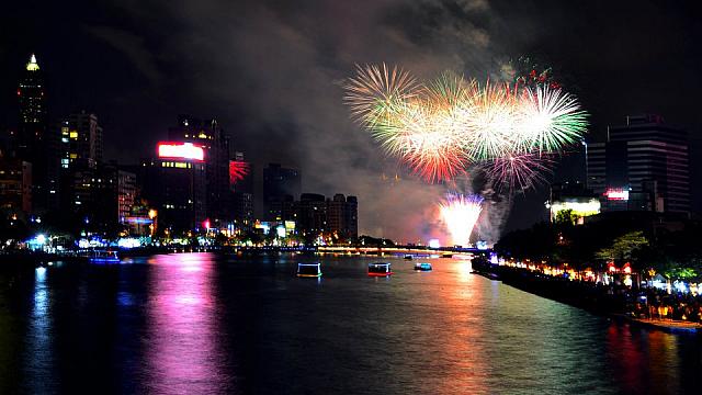 花火があがる度に愛河に様々な色が照らされて、とっても美しかったです♪