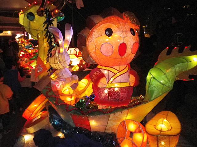 高雄市長が龍に乗ったデザインのかわいらしい作品。