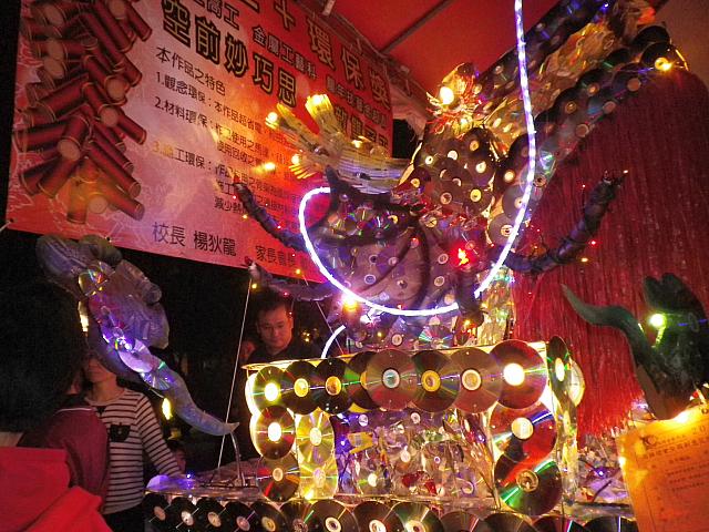 CDなどの不用品でできた龍。リサイクルランタンです。今年もエコを促すランタンが多く展示されていました！