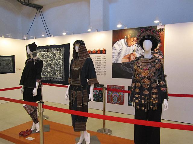 園区内のもう一つ大きな展示館は「国際展演館」。大陸の湖南民芸民風民族特展というのをやっていました。ここは国の行政院文化建設委員会に属する組織なので、国際交流のイベントや展示も無料で見られます。