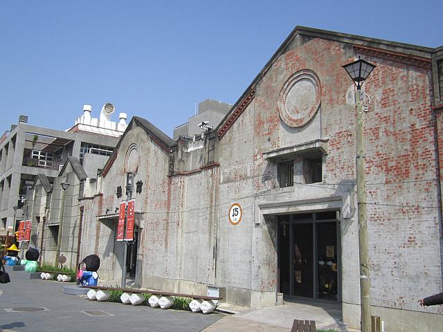 こちらは「雅堂館」という日本時代の外壁を残した展示館。実は有名な映画「海角七号」の港での別れのシーンをここで撮ったのだそう。日本と台湾の深いつながりをあらためて感じました。